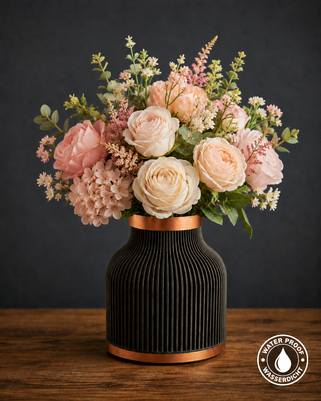 Schwarze 3D-gedruckte Vase mit Kupferakzenten